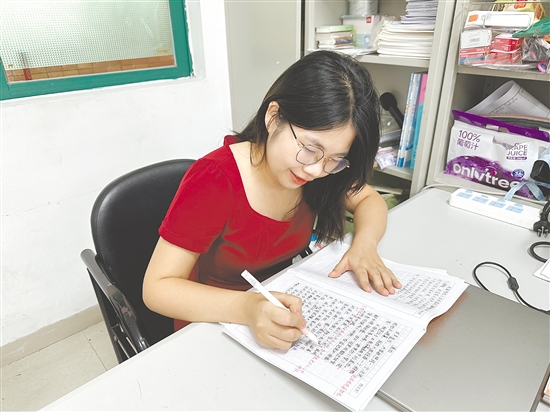 在從教的第三年，李雯婷已能“獨當一面”。