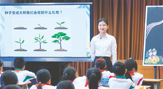 在心理健康教育課上，李甜甜引導(dǎo)學(xué)生思考問題。