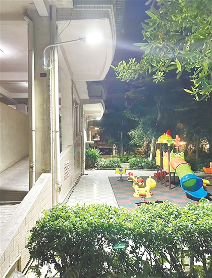 夜里，安裝掛墻路燈后的盈翠苑小區(qū)不再昏暗，居民下樓活動(dòng)更安心。