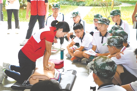 鶴山市紅十字會(huì)工作人員為學(xué)生示范正確的心肺復(fù)蘇操作方法。