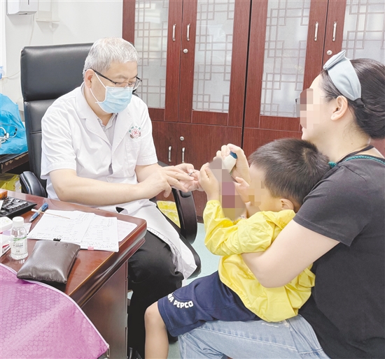 醫(yī)生對(duì)孩子進(jìn)行檢查。