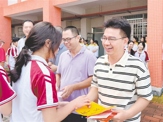恩平市恩城中學的學生向老師送上教師節(jié)禮物。