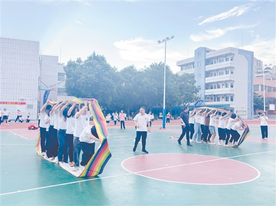 恩平市成德小學開展趣味橫生的團建活動。