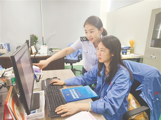 稅務(wù)工作人員輔導(dǎo)納稅人開展涉稅業(yè)務(wù)。