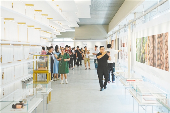 旅游行業(yè)代表們實地考察東甲原枝陳皮文化館。