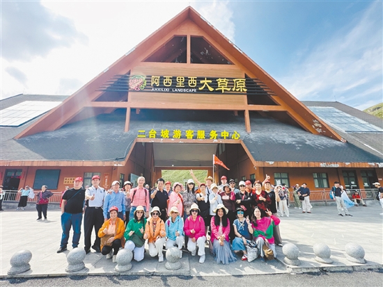 團友們在阿西里西大草原合影留念。