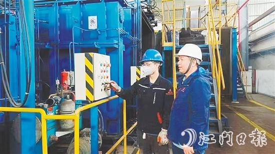 王顏臣（右）與同事操作儀器。