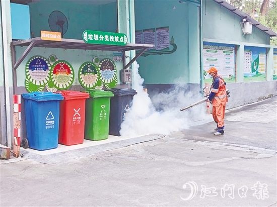 在北園新村垃圾收集點(diǎn)，環(huán)衛(wèi)工人進(jìn)行藥物噴灑。