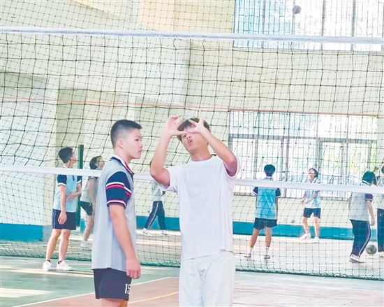 “冠軍校友”回到母校，為學(xué)校排球隊(duì)的隊(duì)員進(jìn)行指導(dǎo)。