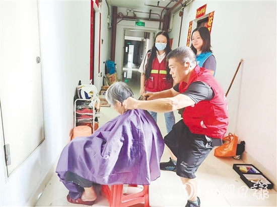 天福社區(qū)開展義剪活動(dòng)，工作人員上門為行動(dòng)不便老人理發(fā)。