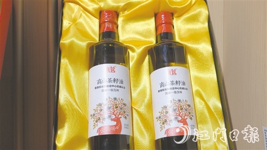 東哲品牌的茶籽油，煎炒炸皆適宜。