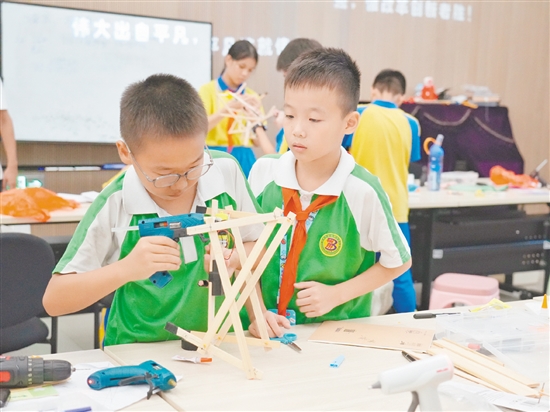 鶴山市積極舉辦各類青少年科技賽事，通過以賽促學(xué)、以賽促創(chuàng)的方式，為青少年搭建展示創(chuàng)意和動手能力的平臺。