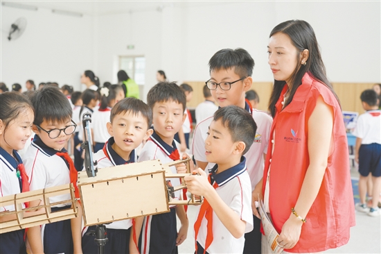 鶴山市舉辦“科普進(jìn)校園，點亮科技夢”活動，學(xué)生們動手操作設(shè)備，直觀了解科學(xué)原理在實際生活中的應(yīng)用，感受科技的無窮魅力。