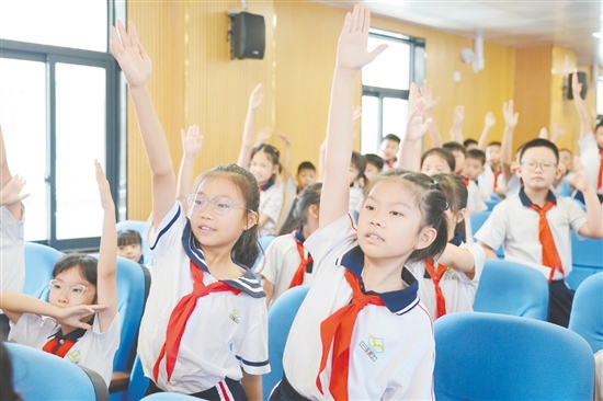 在有獎(jiǎng)問(wèn)答互動(dòng)環(huán)節(jié)，學(xué)生們踴躍舉手答題，在輕松愉快的氛圍中掌握“兩熱”防控知識(shí)。