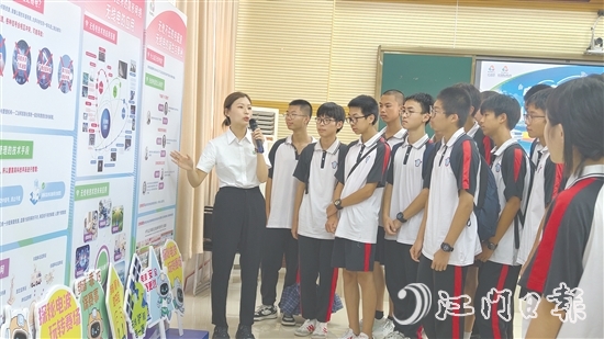 通過(guò)聆聽講解、動(dòng)手體驗(yàn)，臺(tái)山一中的同學(xué)們對(duì)無(wú)線電技術(shù)知識(shí)有了更好的理解。