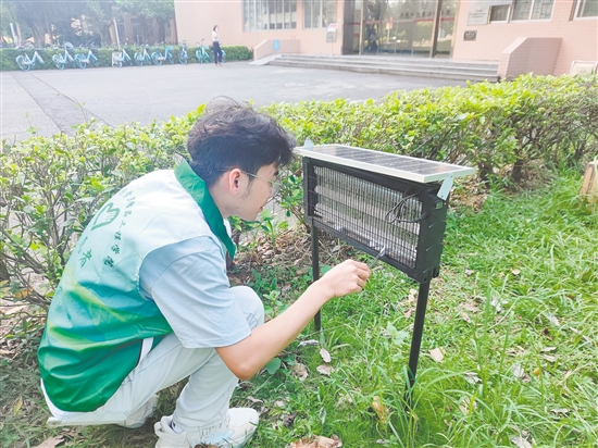 五邑大學(xué)志愿者在戶外投放人體氣味仿生蚊蟲誘捕劑。