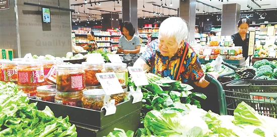 我市商超、農(nóng)貿(mào)市場(chǎng)貨足價(jià)穩(wěn)，市民淡定備貨。