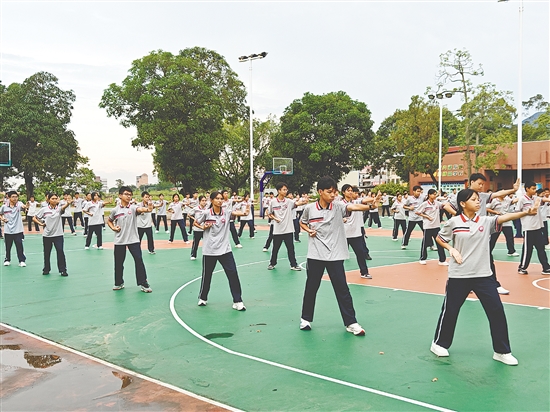 恩平全市60余所中小學(xué)校同步開展軍體拳訓(xùn)練，以鏗鏘動(dòng)作展現(xiàn)青春力量。