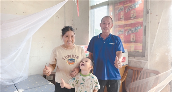 看到鶴山市雅瑤鎮(zhèn)建良村安置點(diǎn)配備完善，韋小江一家臉上露出了笑容。