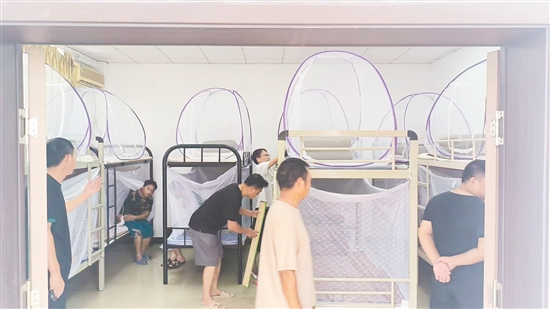 白沙街道應(yīng)急庇護(hù)中心內(nèi)，防蚊物資、醫(yī)療用品、食品等一應(yīng)俱全。