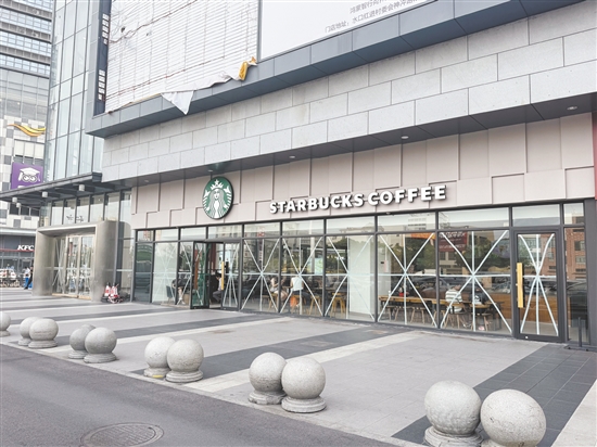 我市商戶、市民用各種小技巧加固玻璃幕墻。圖為開平東匯城部分商戶貼“米”字膠帶防風(fēng)。