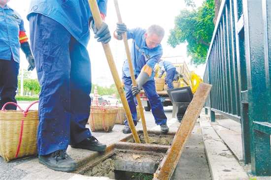 城管部門組織人員對(duì)轄區(qū)主干道的雨水口、雨水檢查井進(jìn)行重點(diǎn)清淤。