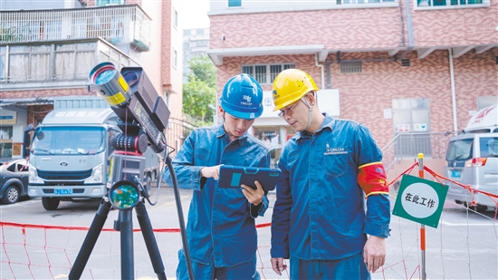 根據(jù)無人機實時傳回的畫面，運維人員調(diào)整激光炮參數(shù)。受訪者供圖