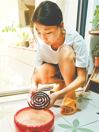 棠下實(shí)驗(yàn)小學(xué)學(xué)生在家點(diǎn)蚊香。