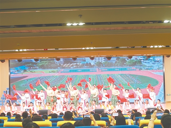 同學們帶來精彩的經(jīng)典誦讀表演。