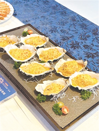 海膽醬烤臺山生蠔色澤誘人。