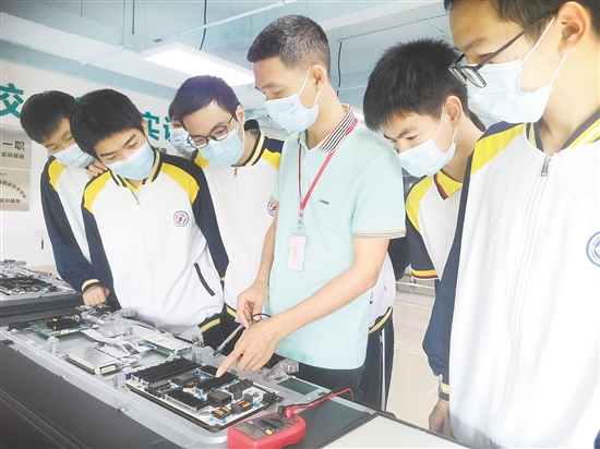 江門一職學(xué)生在企業(yè)實習(xí)。