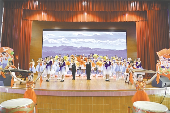 西郊小學讓美妙的歌聲成為校園文化不可或缺的部分。