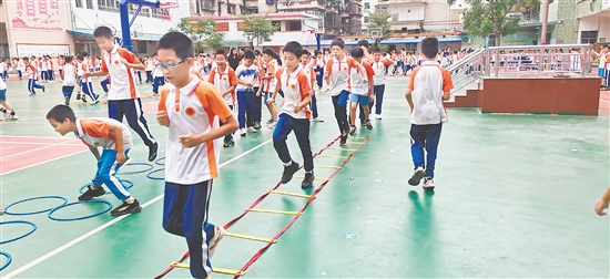 在西郊小學，田徑場不僅是強健體魄的跑道，更是錘煉意志品格的熔爐。