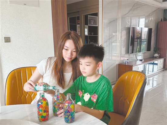 江門市農林小學的學生在家里和家長一起自制驅蚊水。