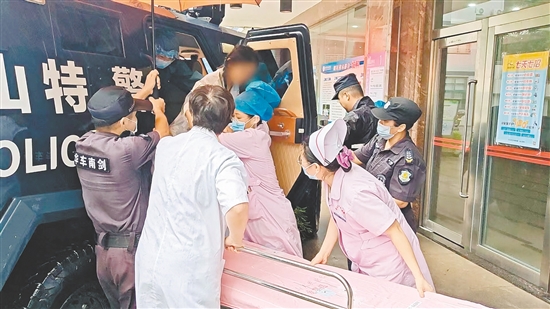 臺山市公安局民輔警在臺風(fēng)中劈開“生命通道”，成功將一名臨產(chǎn)孕婦平安轉(zhuǎn)移到醫(yī)院分娩。臺山公安供圖