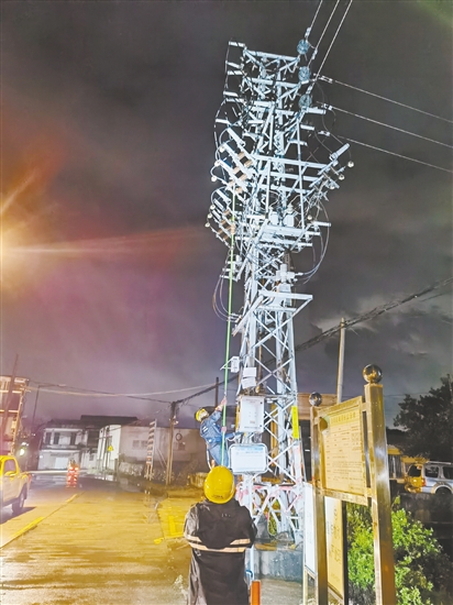 昨晚，江門新會供電局搶修隊(duì)伍對110kV七堡站10千伏墟鎮(zhèn)線開展停電操作，為后續(xù)搶修做好準(zhǔn)備。