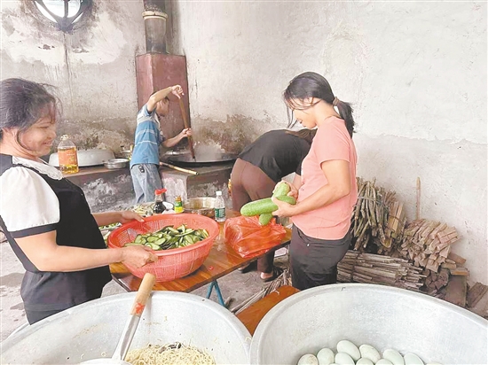 臺山市沖蔞鎮(zhèn)西坑村臨時(shí)安置點(diǎn)里，村干部帶著黨員志愿者在廚房里忙前忙后，村民也自發(fā)幫忙做飯，讓群眾不在家也能吃上暖心熱飯。沖蔞鎮(zhèn)供圖