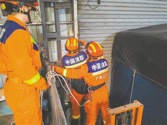 昨日14時(shí)許，江海區(qū)一處廠房卷簾門被強(qiáng)風(fēng)吹至變形，存在安全隱患，消防隊(duì)員立即趕赴現(xiàn)場，利用設(shè)備對變形門框進(jìn)行復(fù)位固定，并協(xié)助廠方轉(zhuǎn)移周邊易損物資。江海消防供圖