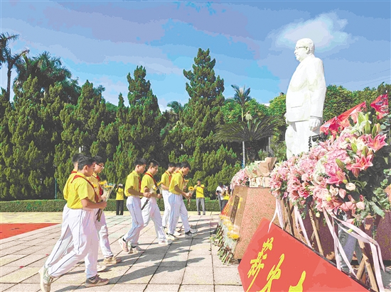 新會(huì)學(xué)子向陳經(jīng)綸先生石像獻(xiàn)花、鞠躬，表達(dá)心中的敬意和感恩之情。