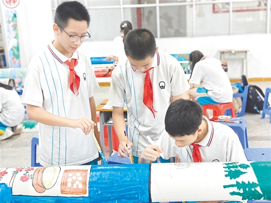 同學們在進行“二十四節(jié)氣”主題塑料管作品創(chuàng)作。