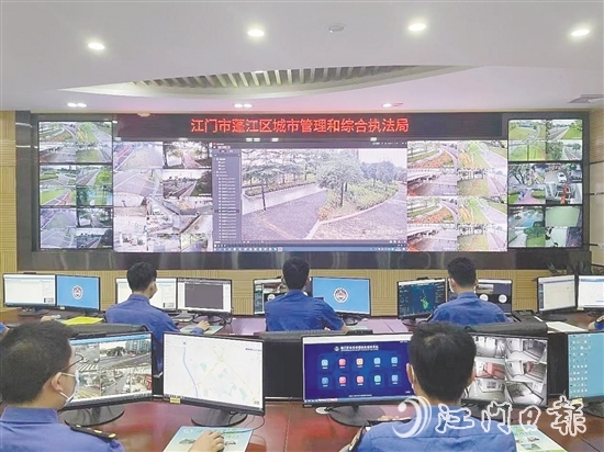 “城管110”指揮中心24小時(shí)待命，保障人民群眾生命財(cái)產(chǎn)安全。