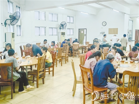 轉(zhuǎn)移安置的建筑工人在白沙街道應(yīng)急庇護(hù)中心有序就餐。