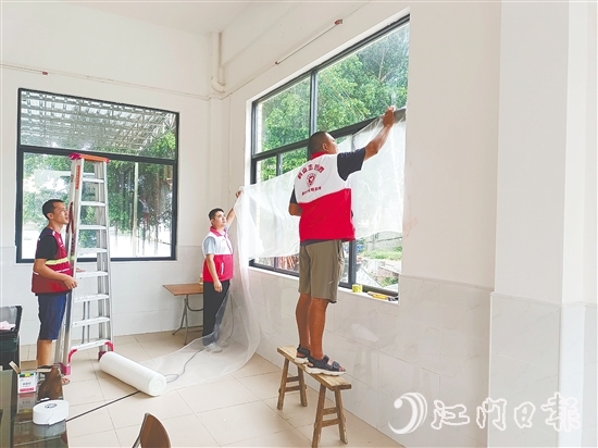 鶴山市各鎮(zhèn)（街）對(duì)應(yīng)急避難場(chǎng)所進(jìn)行全面消殺滅蚊、紗窗安裝等工作。