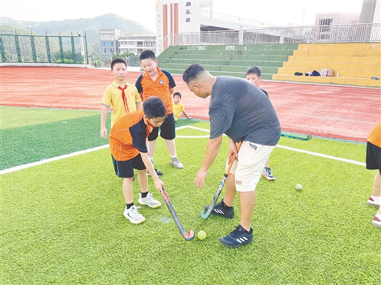 鶴山工業(yè)城第一小學(xué)曲棍球隊成立。