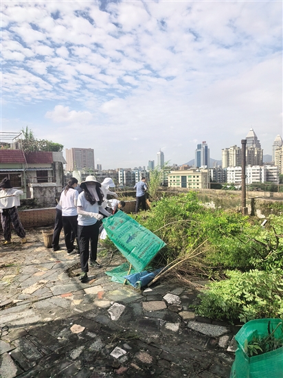市直機關(guān)黨員干部到居民樓天臺等區(qū)域翻盆倒罐，清理雜草，消除積水，讓蚊子無處藏身。余太平