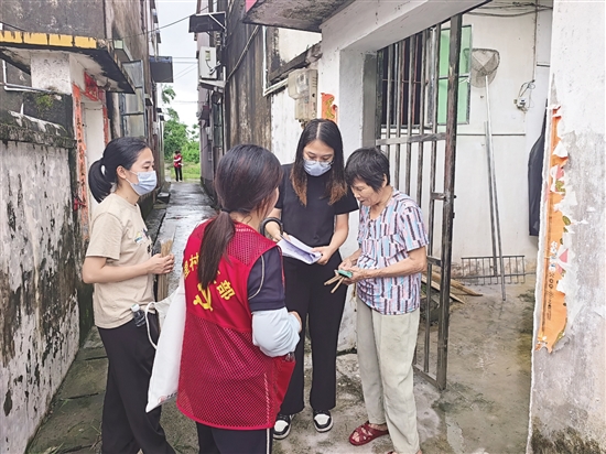 村干部、志愿者齊上陣，進村入戶宣傳防滅蚊知識。