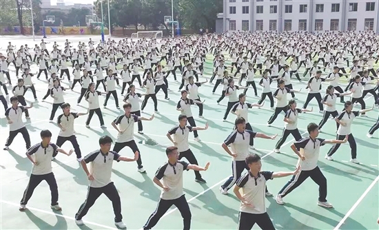 恩平一中學生練習軍體拳。
