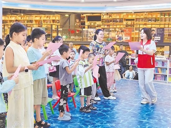 小朋友們一起學(xué)習(xí)防疫快板歌謠。