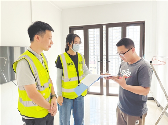 臺山市住房和城鄉(xiāng)建設(shè)局工作人員向入住消殺隊員提供貼心關(guān)懷和服務(wù)。