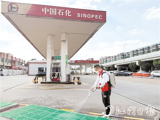 創(chuàng)建“無蚊加油站”的倡議得到我市各加油站的積極響應(yīng)和支持。圖為工作人員在加油站內(nèi)進行消殺。